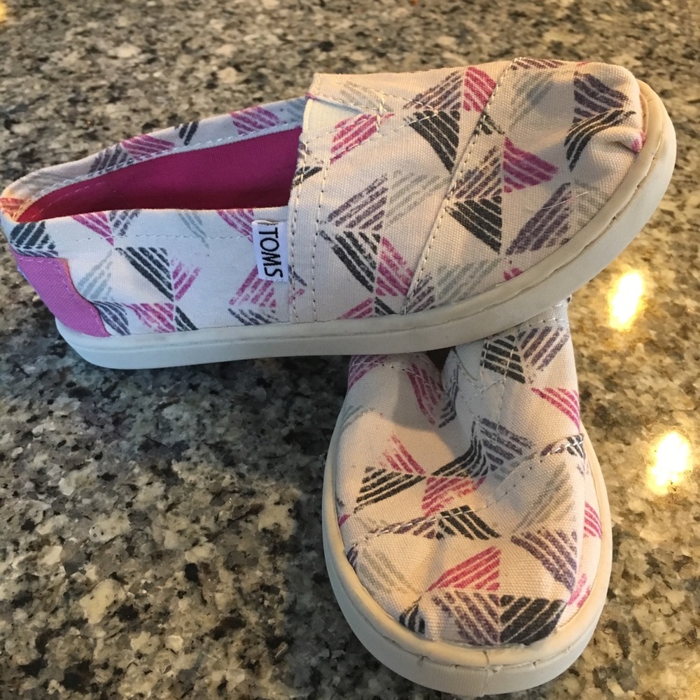New without tags kids TOMS. Size Y13